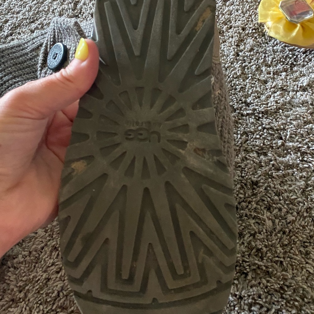 UGGS - Picture 3 of 5